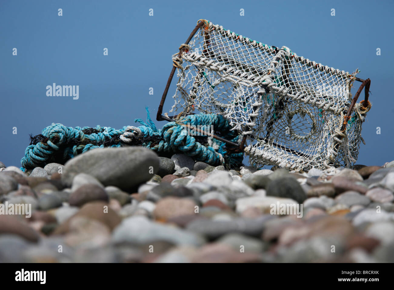 Lobster Pot échoué sur une plage de galets, Tiree, Hébrides extérieures, en Écosse Banque D'Images