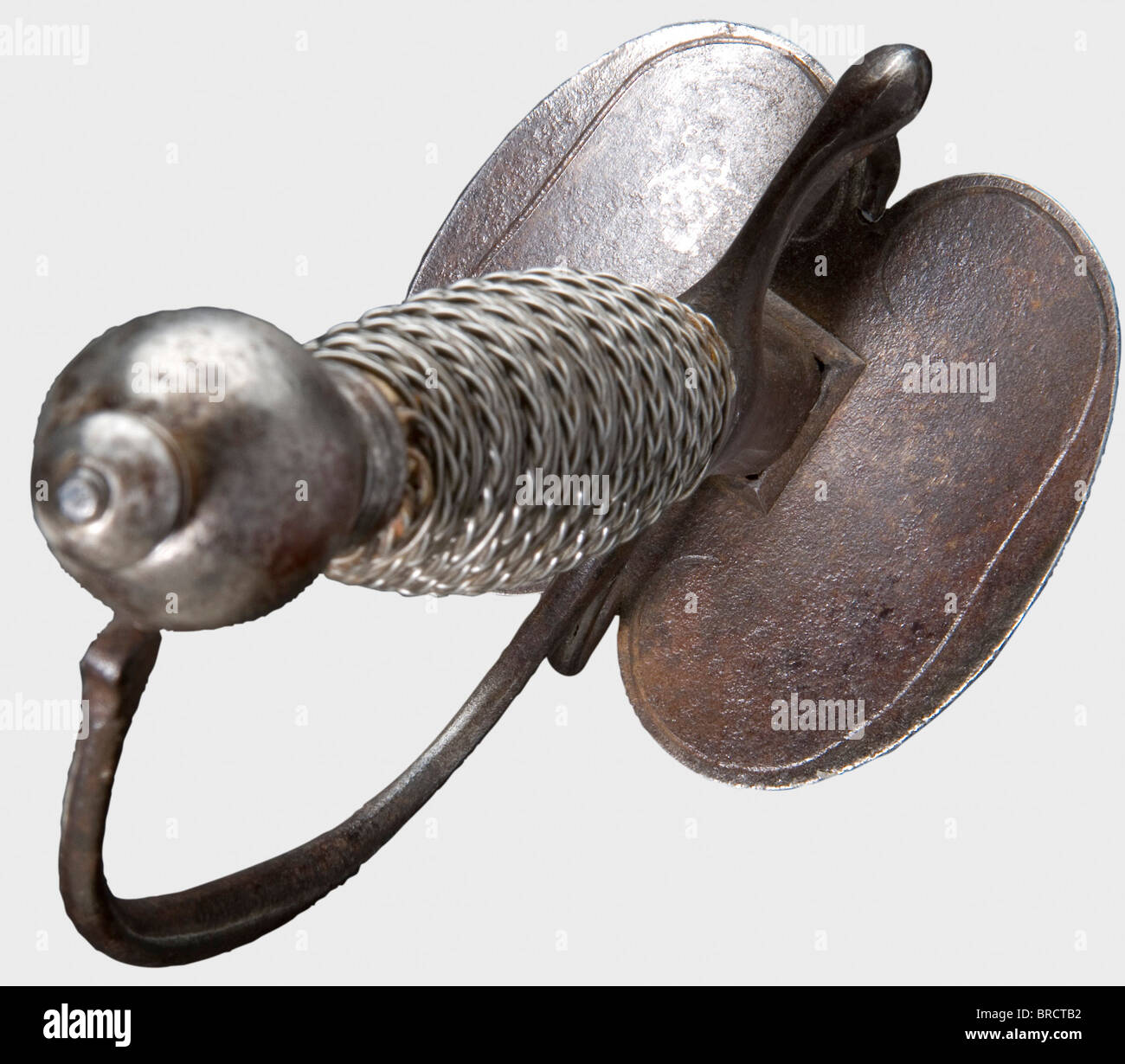 Une lame en fer à petite épée, en Europe centrale, d'environ 1760 Lisse et triangulaire avec un hilt légèrement ciselé et un revêtement de poignée en fer filaire. Longueur 97,5 cm. Historique, historique, XVIIIe siècle, robe épée, épées, throuillage, propulsions, petite épée, épée de cour, arme, armes, armes, armes, armes, militaire, militaria, objet, objets, photos, coupures, coupures, découpe, découpe, découpes, coupures, coupures, coupures, Banque D'Images