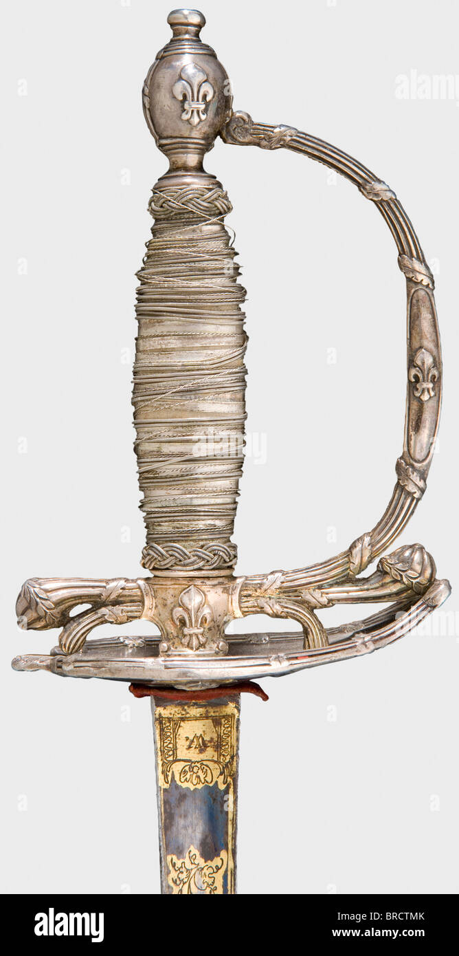 Une épée argentée pour un officier de la Garde, France, Période de restauration lame de throuting triangulaire avec dorures bien conservées sur un fond bleuté. Hilt argenté caractéristique avec fleur de lys en relief sur la protection, le porte-fusée et le pommeau. Enroulement à poignée métallique argent d'origine et têtes de Turk lâches. Barde en cuir intact avec fixations argentées. Longueur 101 cm. Historique, historique, XIXe siècle, XIIe siècle, XIe siècle, 10ème siècle, épée habillée, épées, throuillée, propulsions, petite épée, épée de cour, arme, armes, armes, armes, armes, militaires, militarie, Banque D'Images
