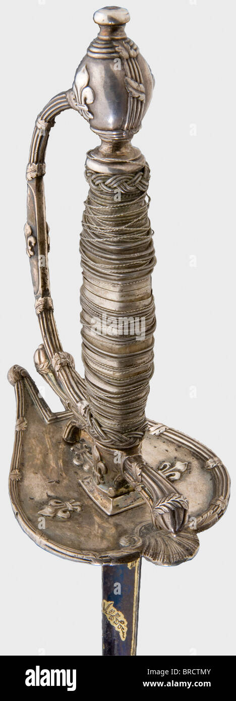 Une épée argentée pour un officier de la Garde, France, Période de restauration lame de throuting triangulaire avec dorures bien conservées sur un fond bleuté. Hilt argenté caractéristique avec fleur de lys en relief sur la protection, le porte-fusée et le pommeau. Enroulement à poignée métallique argent d'origine et têtes de Turk lâches. Barde en cuir intact avec fixations argentées. Longueur 101 cm. Historique, historique, XIXe siècle, XIIe siècle, XIe siècle, 10ème siècle, épée habillée, épées, throuillée, propulsions, petite épée, épée de cour, arme, armes, armes, armes, armes, militaires, militarie, Banque D'Images