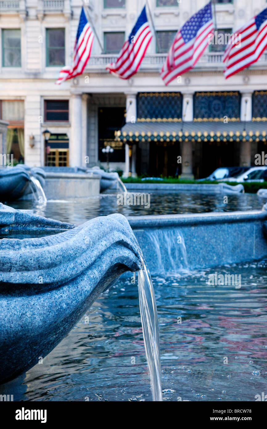 Fontaine Pulitzer en face de la Plaza Hôtel à Manhattan, New York City USA Banque D'Images