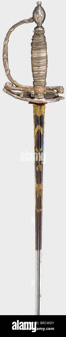 Une épée argentée pour un officier de la Garde, France, Période de restauration lame de throuting triangulaire avec dorures bien conservées sur un fond bleuté. Hilt argenté caractéristique avec fleur de lys en relief sur la protection, le porte-fusée et le pommeau. Enroulement à poignée métallique argent d'origine et têtes de Turk lâches. Barde en cuir intact avec fixations argentées. Longueur 101 cm. Historique, historique, XIXe siècle, XIIe siècle, XIe siècle, 10ème siècle, épée habillée, épées, throuillée, propulsions, petite épée, épée de cour, arme, armes, armes, armes, armes, militaires, militarie, Banque D'Images