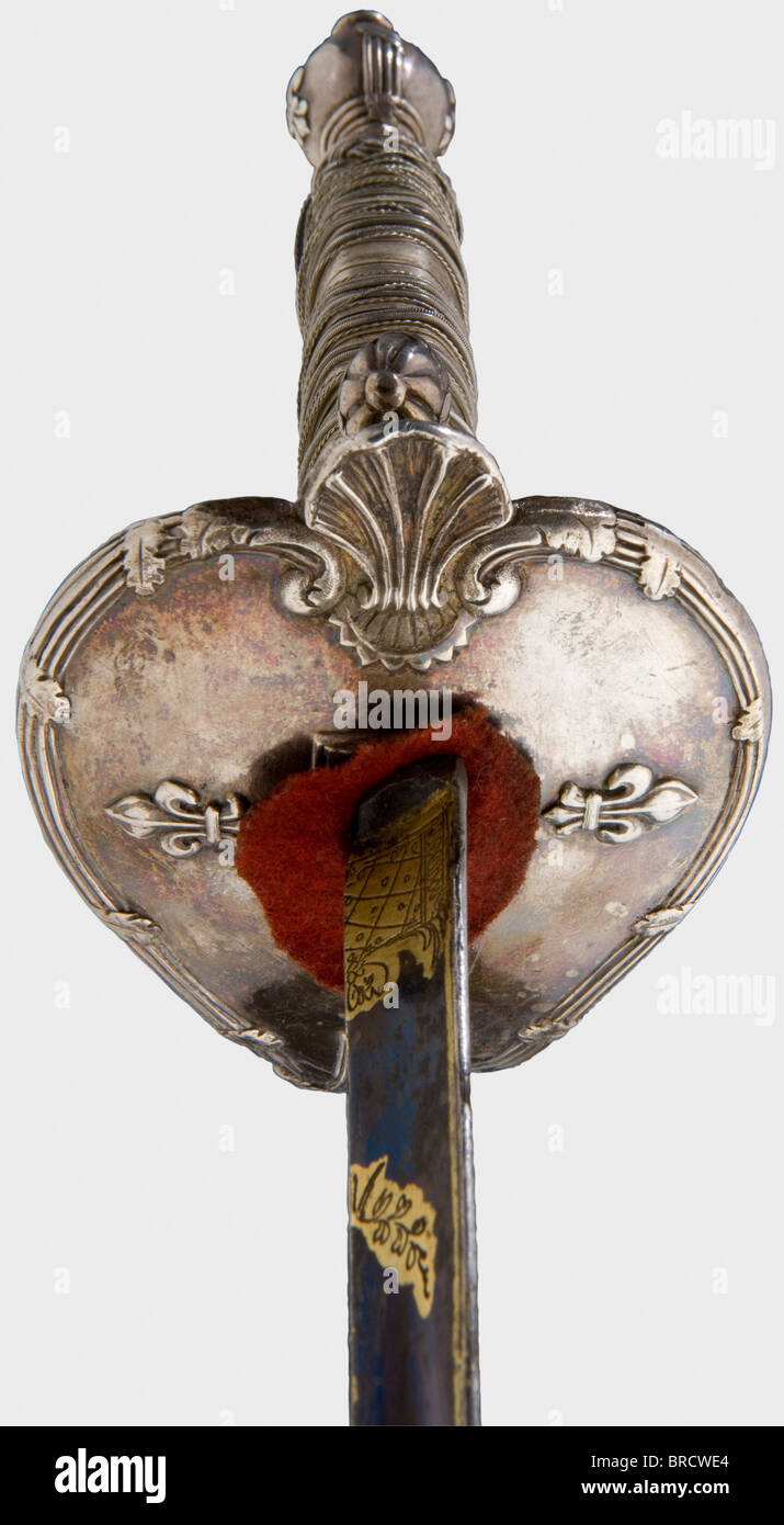 Une épée argentée pour un officier de la Garde, France, Période de restauration lame de throuting triangulaire avec dorures bien conservées sur un fond bleuté. Hilt argenté caractéristique avec fleur de lys en relief sur la protection, le porte-fusée et le pommeau. Enroulement à poignée métallique argent d'origine et têtes de Turk lâches. Barde en cuir intact avec fixations argentées. Longueur 101 cm. Historique, historique, XIXe siècle, XIIe siècle, XIe siècle, 10ème siècle, épée habillée, épées, throuillée, propulsions, petite épée, épée de cour, arme, armes, armes, armes, armes, militaires, militarie, Banque D'Images