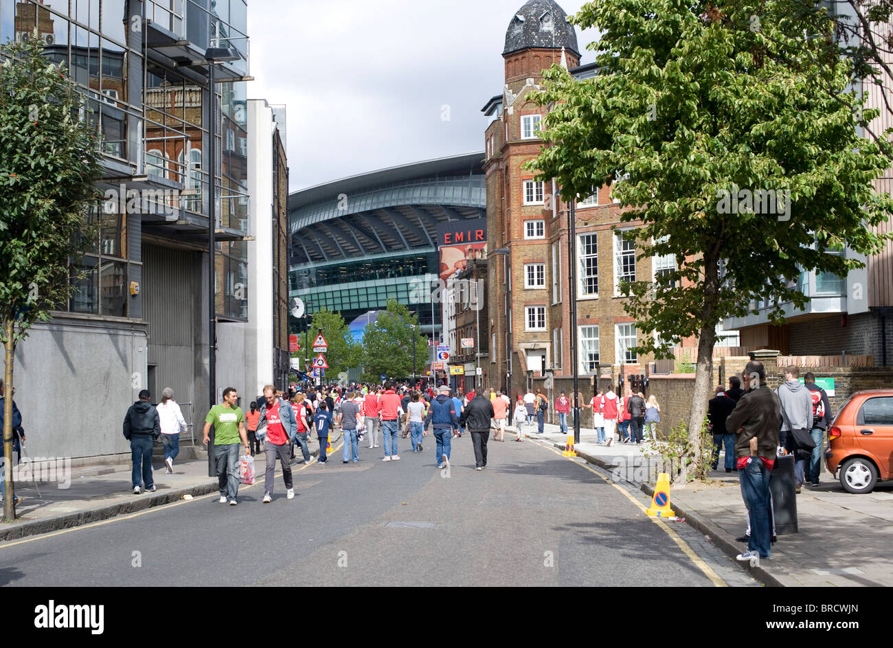 Approche de l'Emirates Stadium Arsenal avant de jeu à partir de la station de métro Holloway Banque D'Images