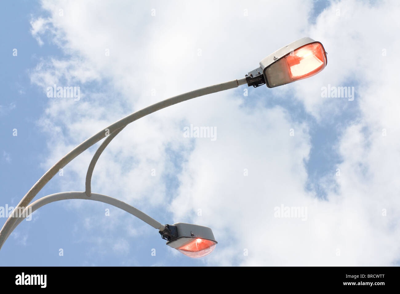 Shining lampe de rue plus de ciel bleu (concept d'économies d'énergie) Banque D'Images