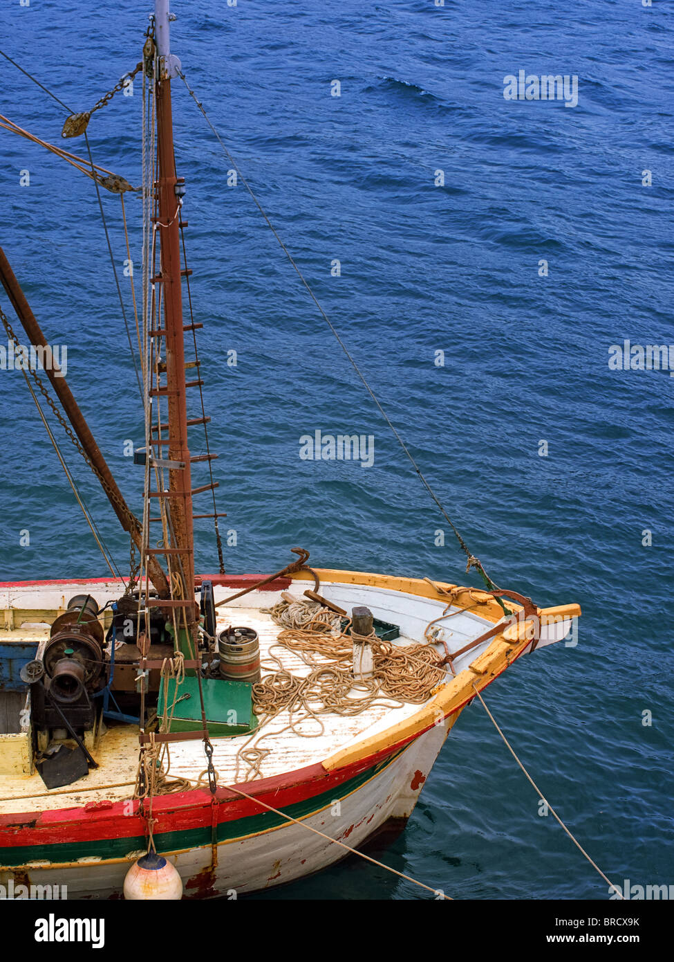 Juste un arc d'un vieux cargo quelque part sur l'Adriatique. Banque D'Images