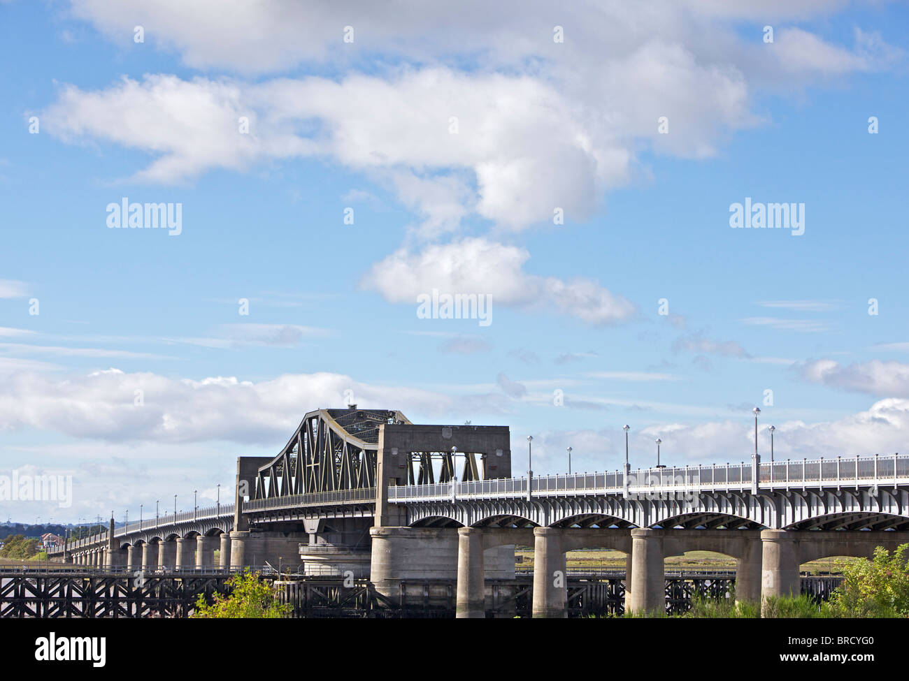 Kincardine sur Forth Bridge, construit 1936, désormais remplacé par le pont Clackmannanshire Banque D'Images