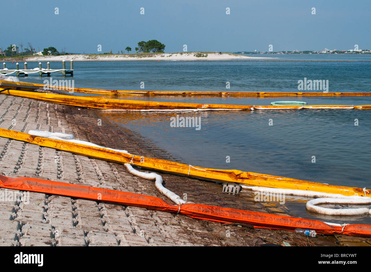 Barrage de rétention des hydrocarbures, Boggy Point, Perdido Pass, Orange Beach, Alabama. Banque D'Images