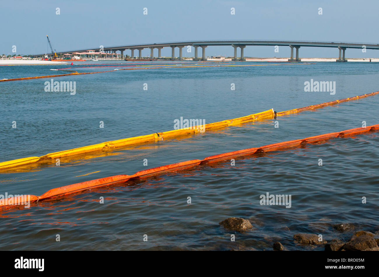 Barrage de rétention des hydrocarbures, Boggy Point, Perdido Pass, Orange Beach, Alabama. Banque D'Images