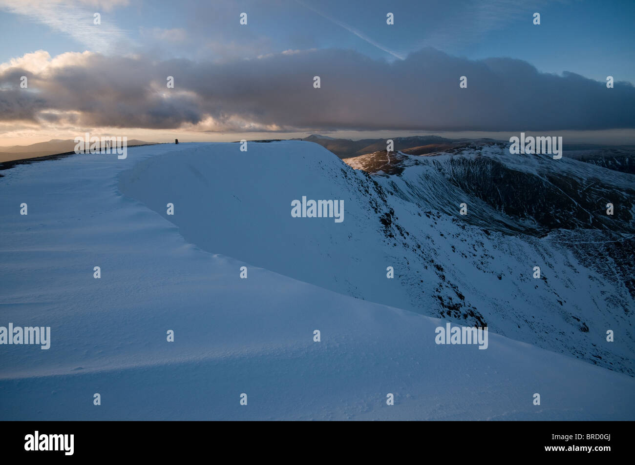 Sur le sommet d'Helvellyn, l'un des plus hauts sommets, au coucher du soleil en hiver. Parc National de Lake District, en Angleterre. Banque D'Images