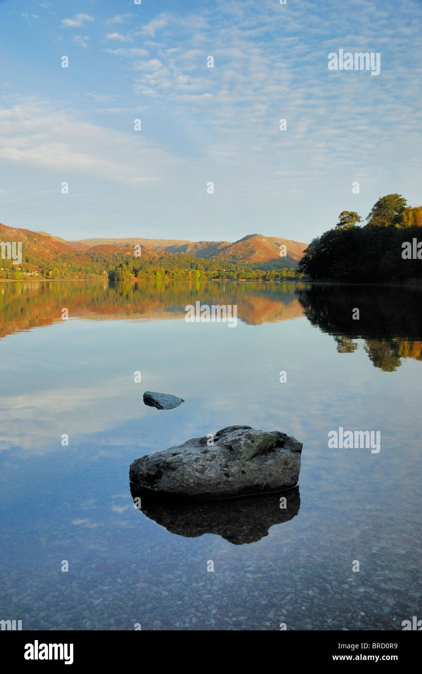 Helm Crag reflétée à Grasmere en automne, Lake District Banque D'Images