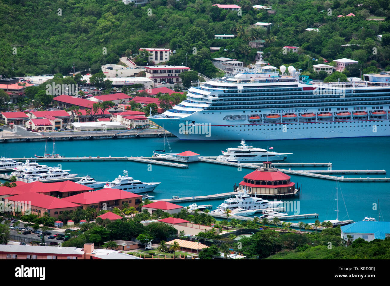 Le port de bateaux à Charlotte Amalle avec bateau de croisière. Saint Thomas. Îles Vierges américaines. Banque D'Images