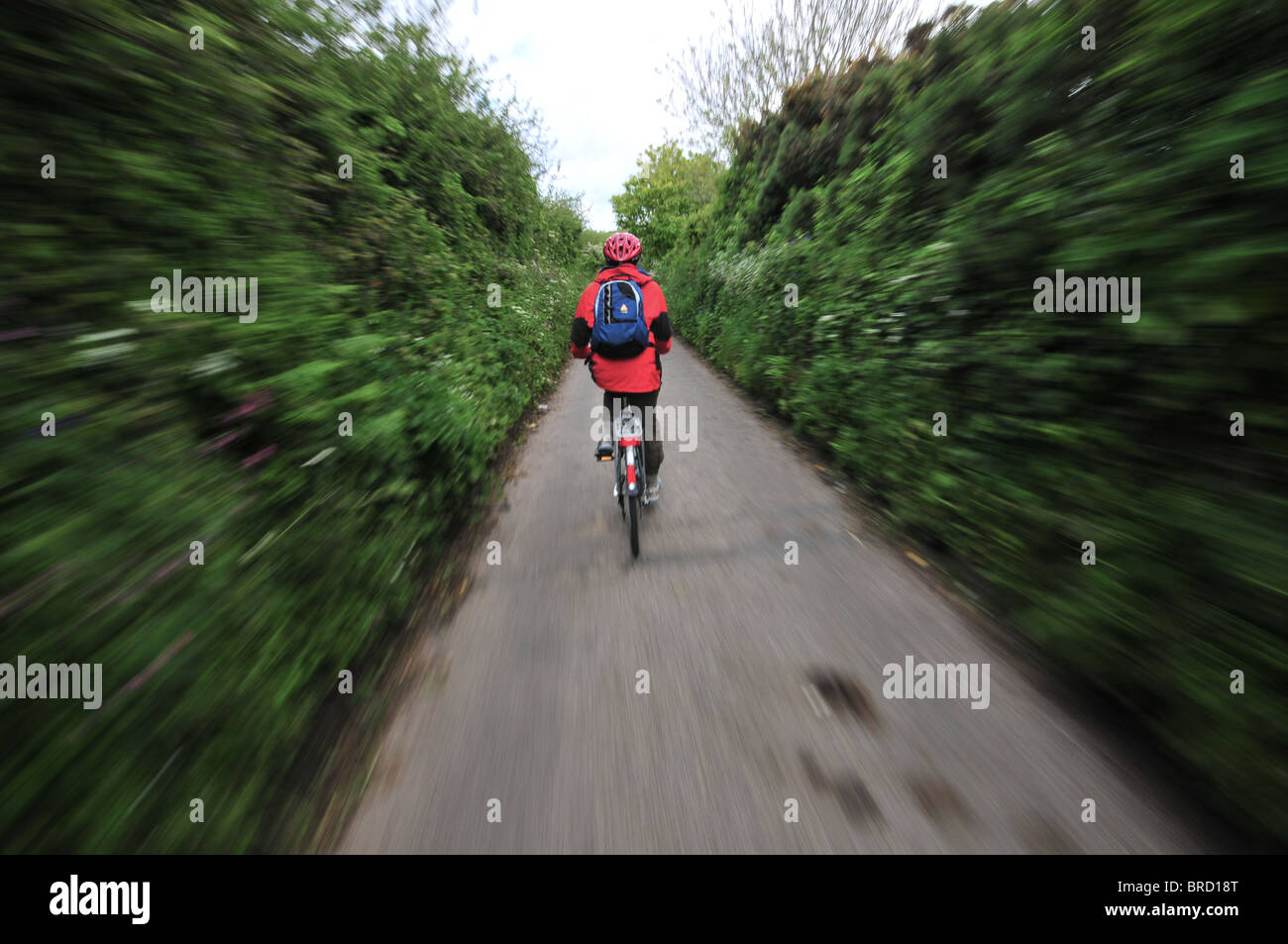 L'équitation de vélo à travers le magnifique Green lanes près de St Ives, Cornwall, Angleterre Banque D'Images