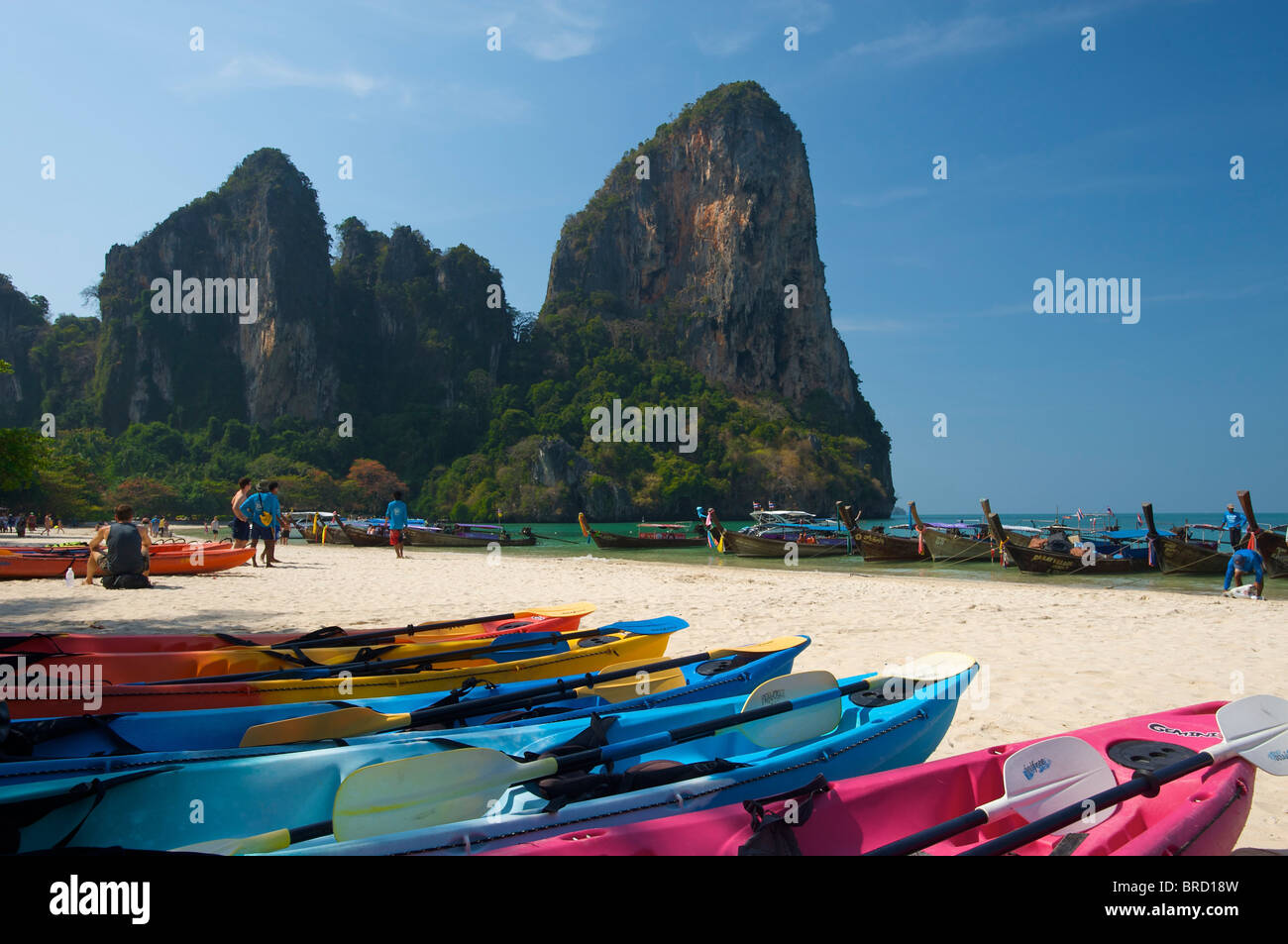 Kajaks sur le Ray Leh West Beach, Krabi, Thaïlande Banque D'Images