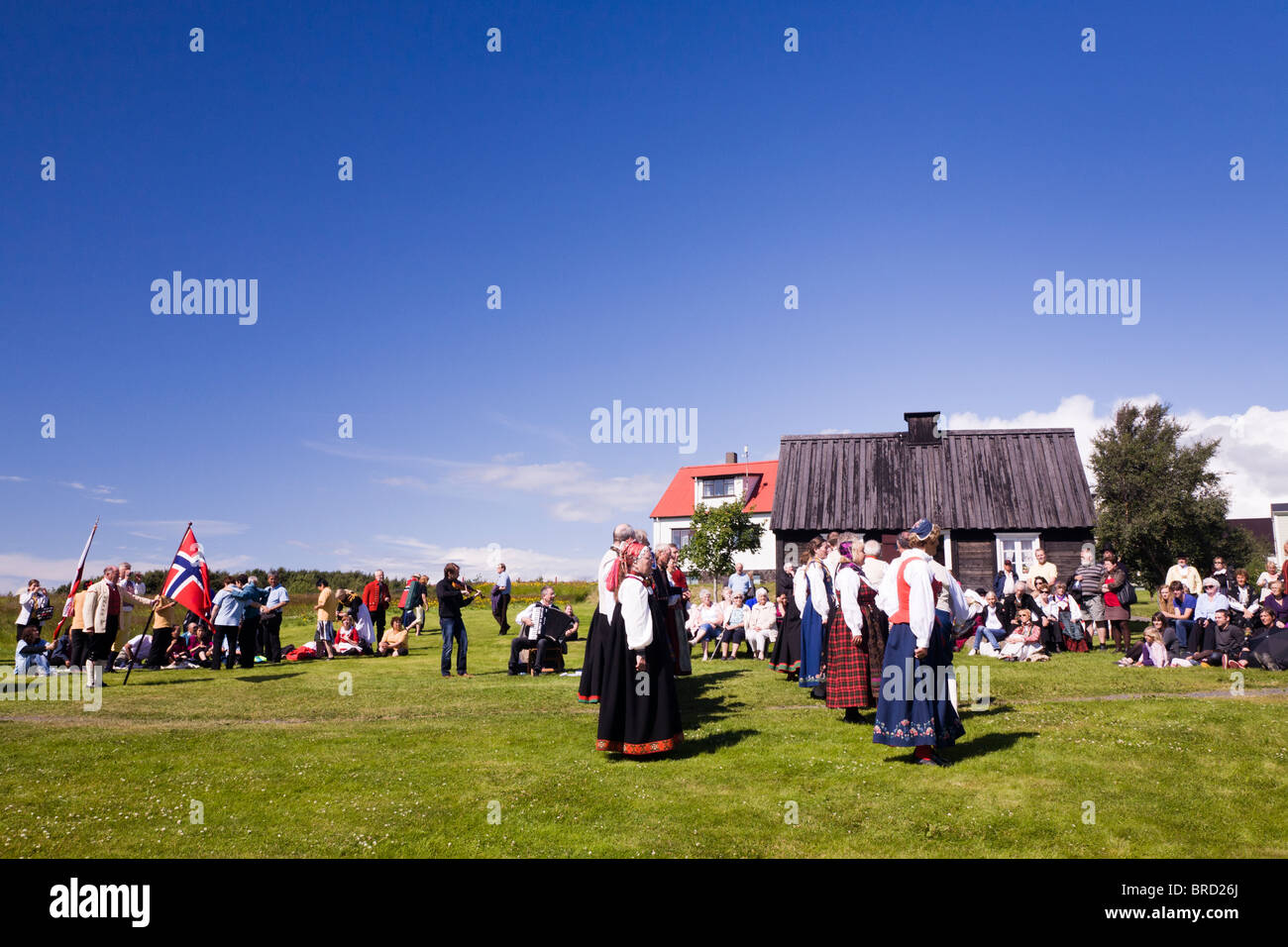 La danse folklorique traditionnelle norvégienne à Arbaejarsafn open air museum. Reykjavik Islande. Banque D'Images