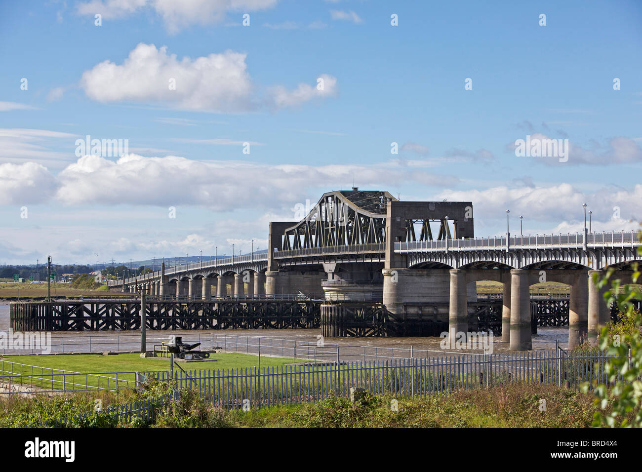 Kincardine sur Forth Bridge, construit 1936, désormais remplacé par le pont Clackmannanshire Banque D'Images