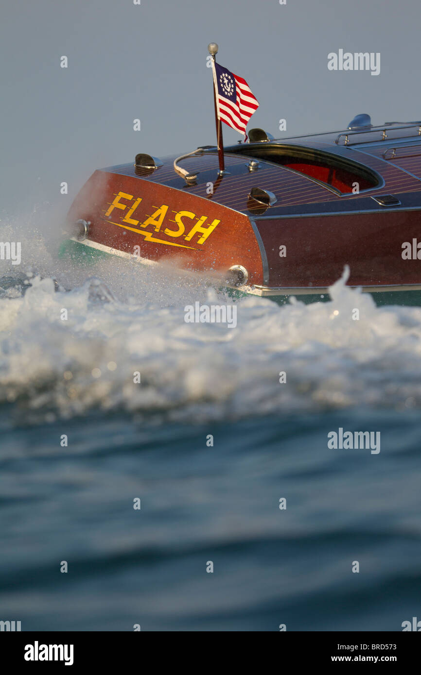 La poupe d'un ancien bateau Hacker-Craft en bois dans un virage à grande vitesse. Banque D'Images