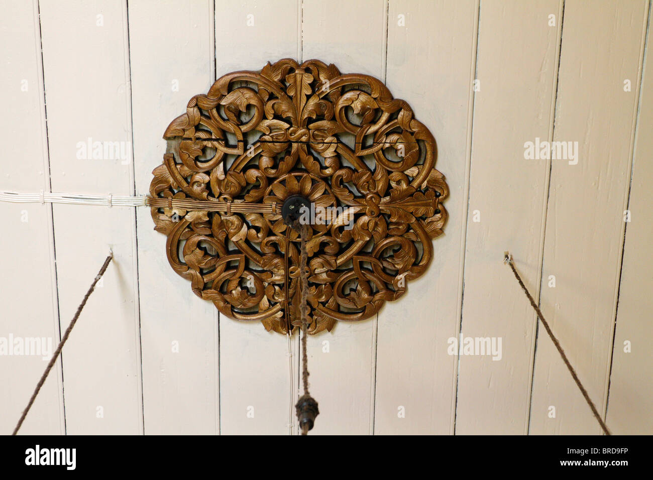 La sculpture sur bois au plafond d'une maison traditionnelle malaisienne à Terengganu, Malaisie. Banque D'Images