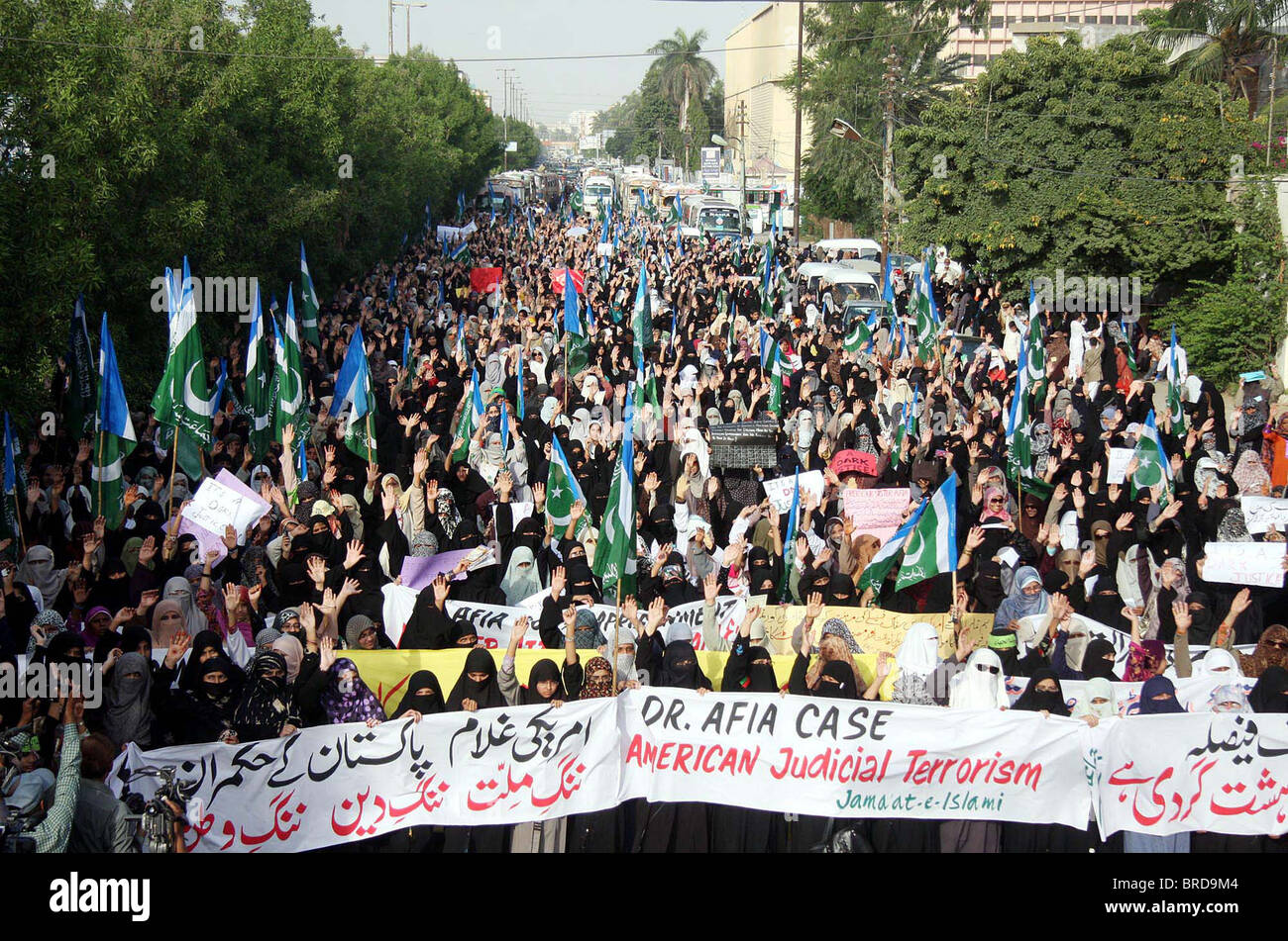 Les partisans du Jamat-e-Islami (JI) chant des slogans pour la libération de Dr.Aafia Siddiqui au cours de la démonstration de condamner le verdict Banque D'Images