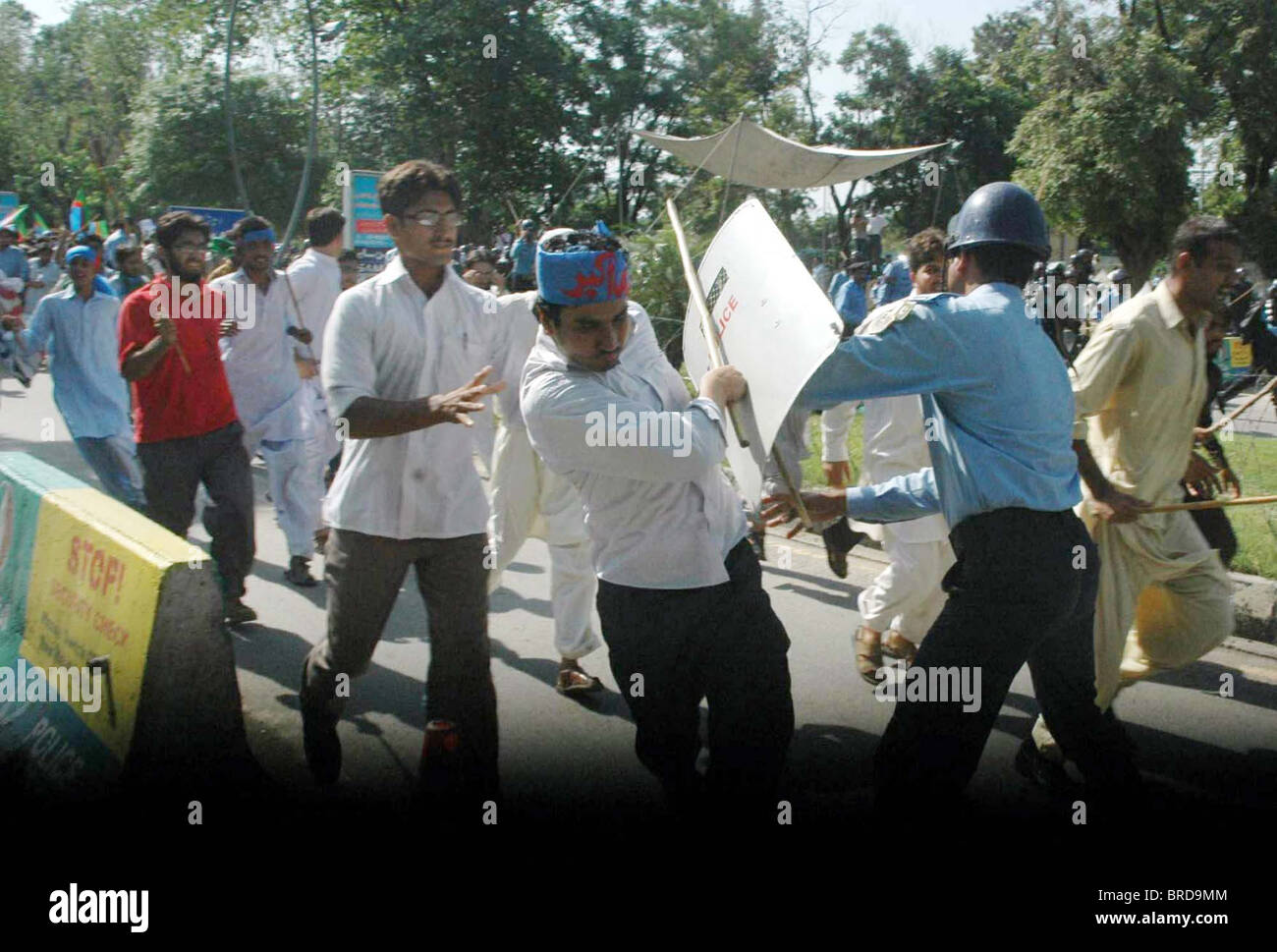 Voir l'affrontement entre des fonctionnaires de police et des partisans du Jamat-e-Islami (JI) au cours de protestation pour dénoncer le verdict contre Banque D'Images