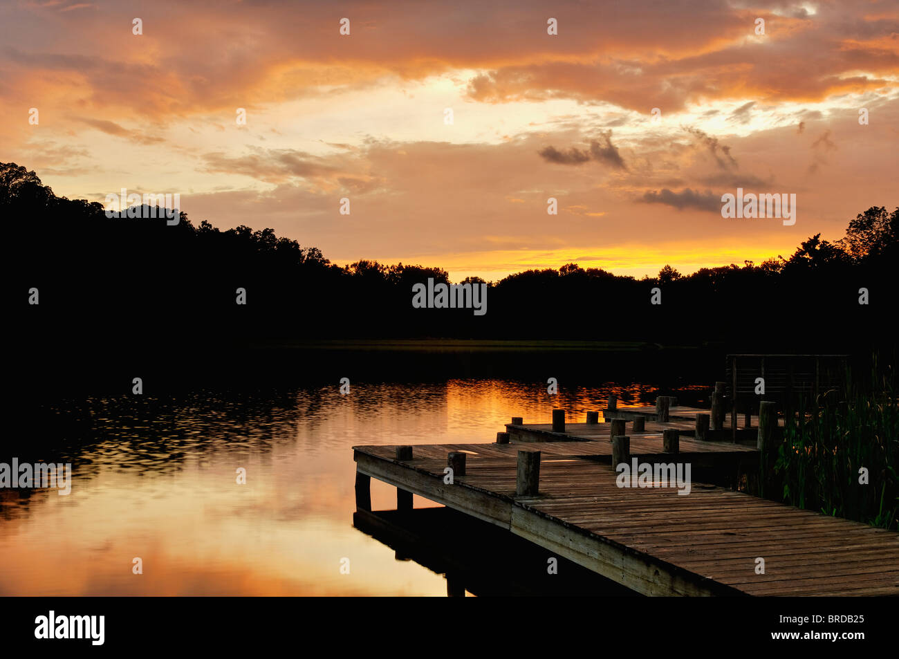 Coucher du soleil sur le lac et le quai à Mount Saint Francis en Floyds, Indiana Comté Banque D'Images