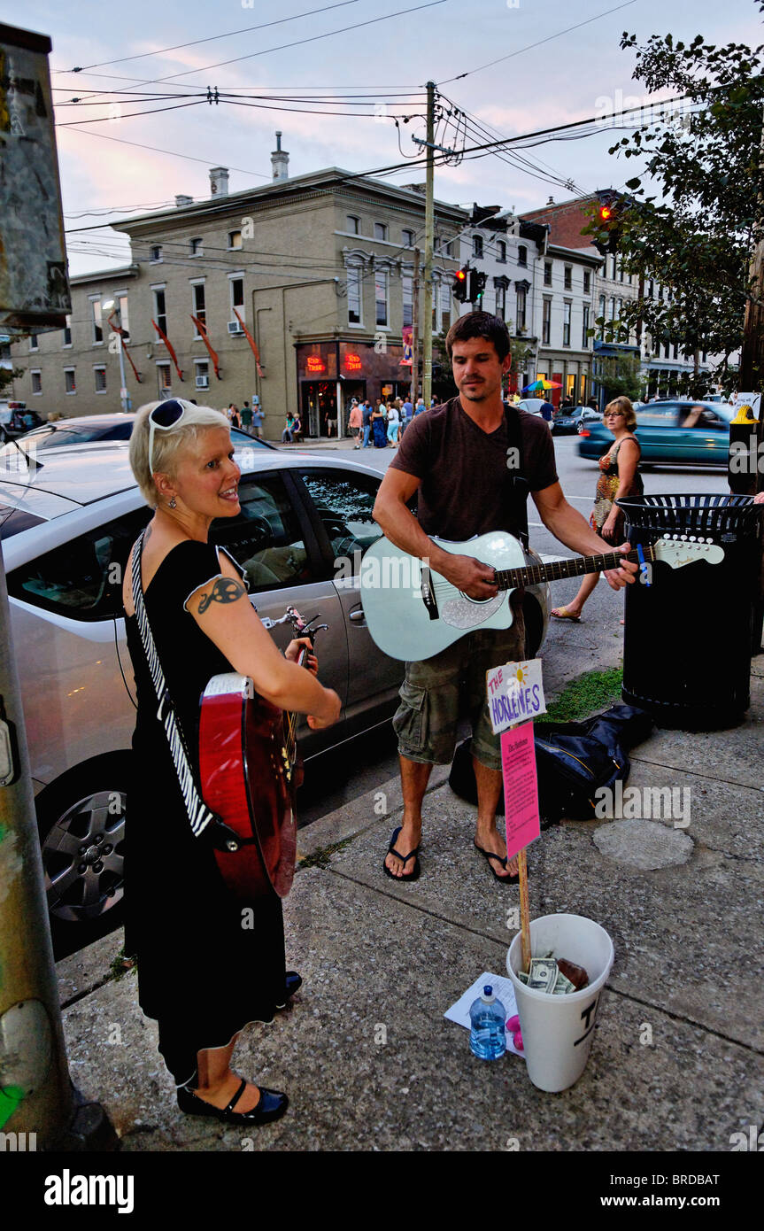 L'homme et la femme des musiciens de rue jouer à Louisville (Kentucky) Banque D'Images