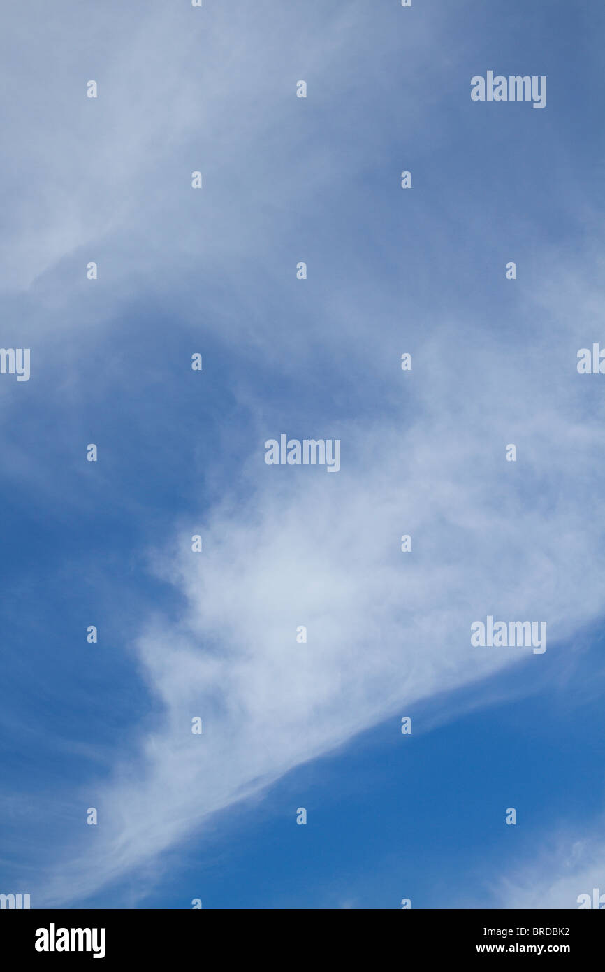 Nuages plumeux au début de l'automne au Royaume-Uni Banque D'Images