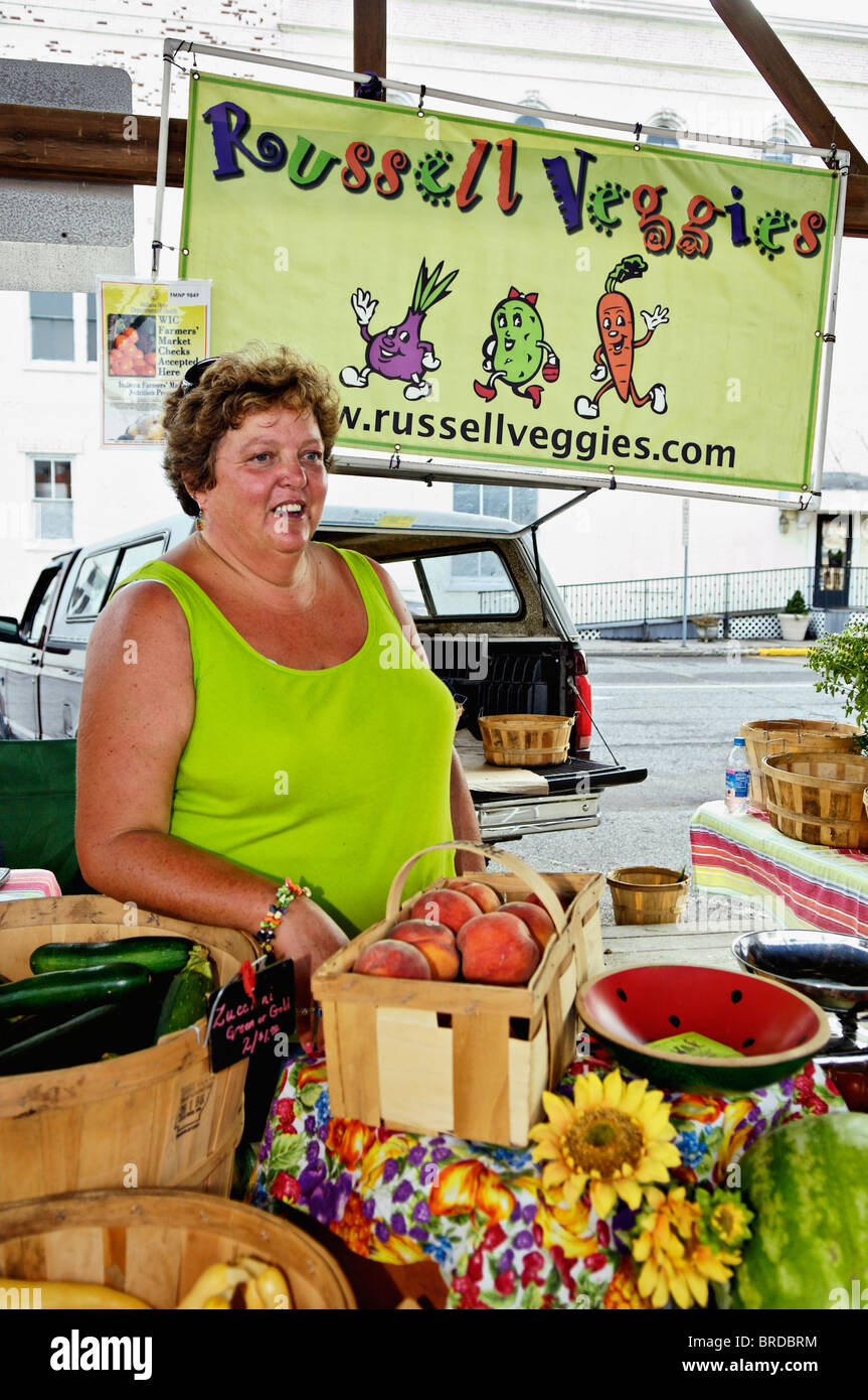 Femme vendant produire au Farmers Market à New Albany, Indiana Banque D'Images