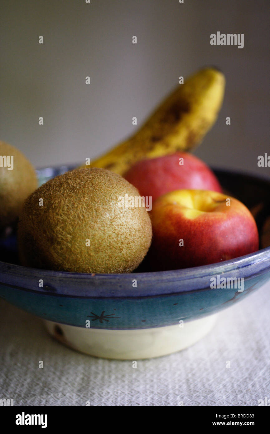 Un bol de fruits : nectarine, pomme, banane et kiwi Banque D'Images