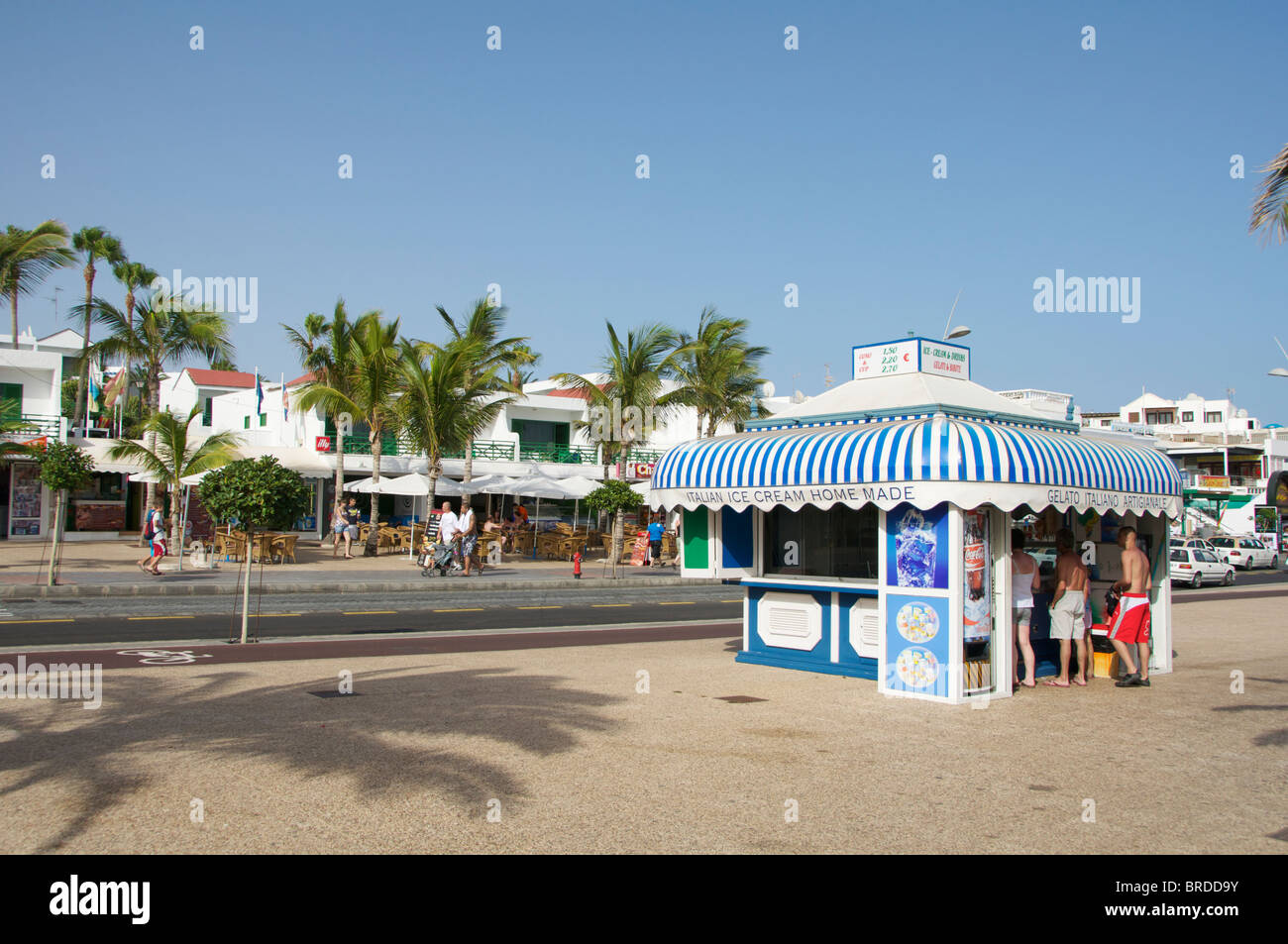 Un kiosque de Icecream par la plage de Puerto Del Carmen, Lanzarote, îles Canaries. Banque D'Images