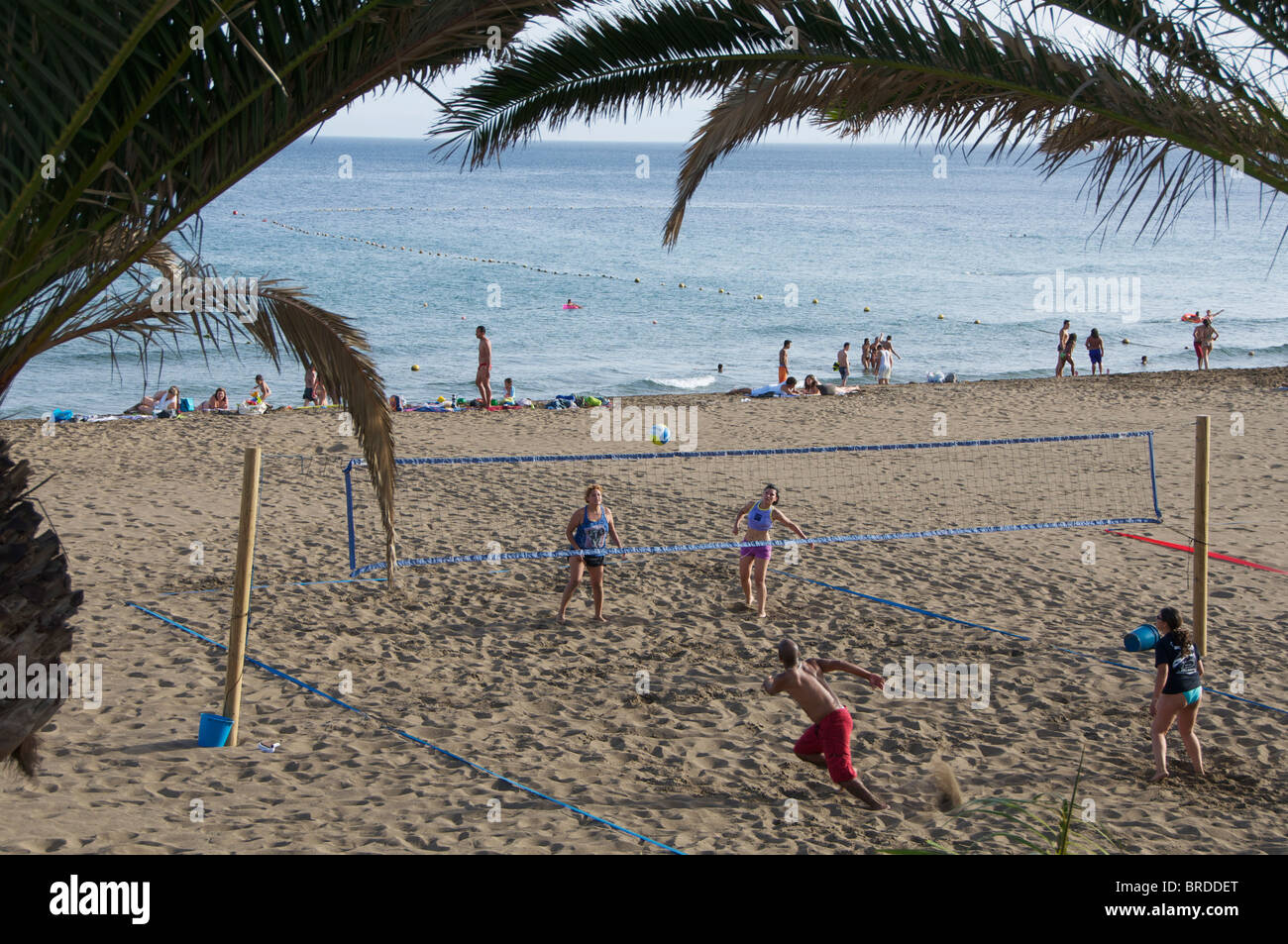 Volley-ball de plage à Puerto Del Carmen, Lanzarote, Îles Canaries Banque D'Images