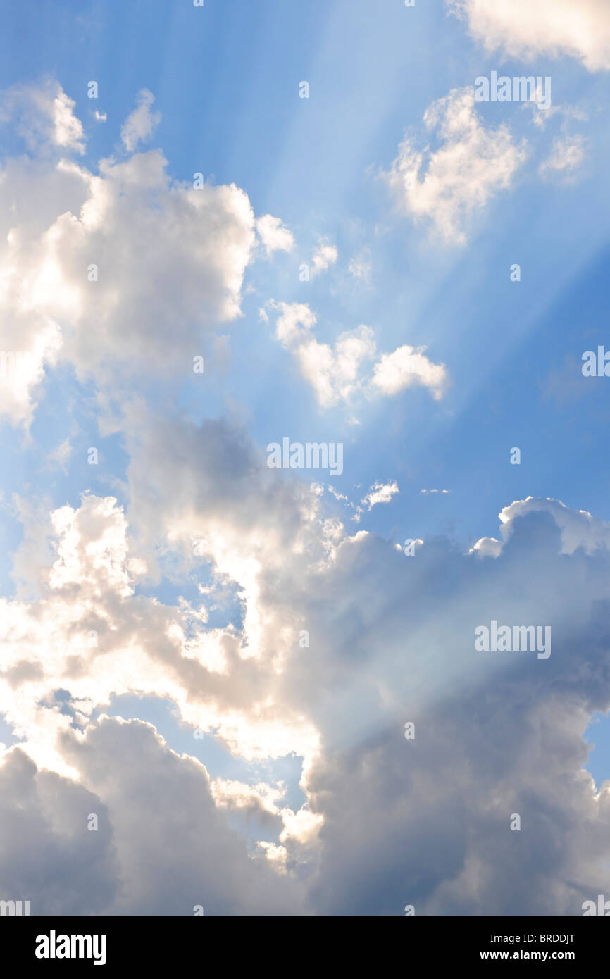 Fond de Ciel bleu avec des rayons de soleil et nuages Banque D'Images