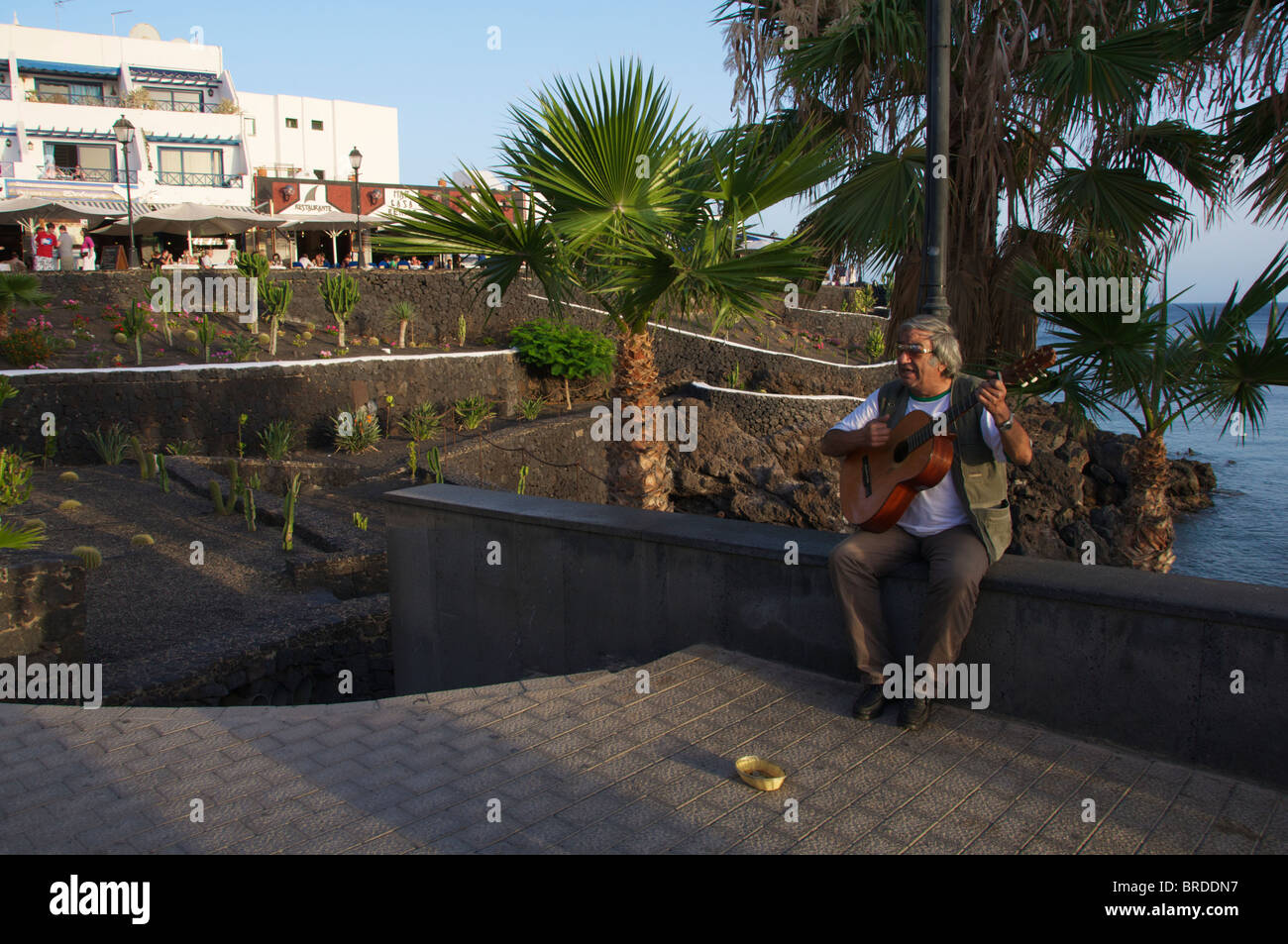 Un musicien ambulant à jouer de la guitare et chanter pour les touristes dans la vieille ville de Puerto Del Carmen, Lanzarote, îles canaries Banque D'Images