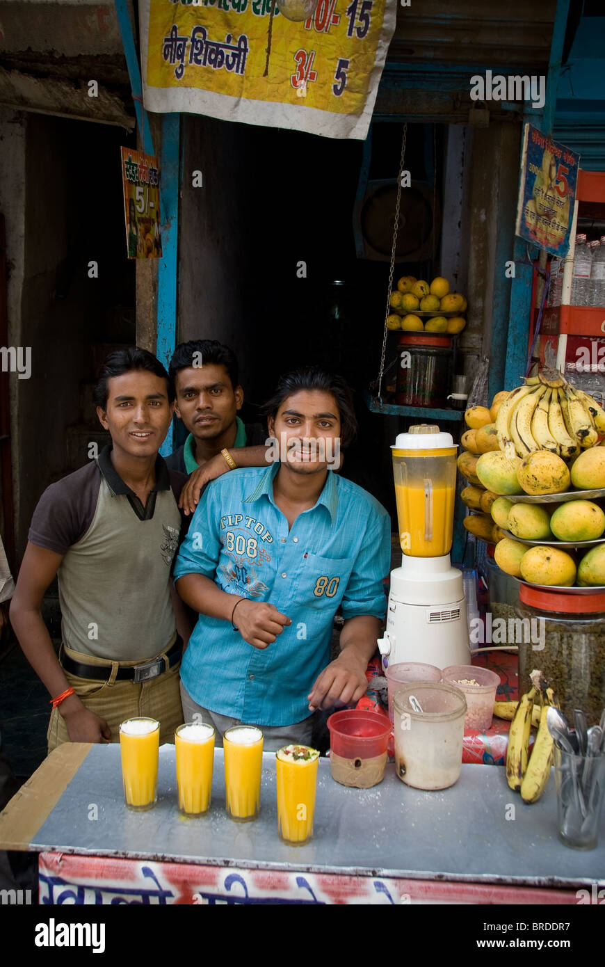 La rue du marché de commerçants vendant lassi à la Mangue dans la région de Old Delhi, Inde Banque D'Images