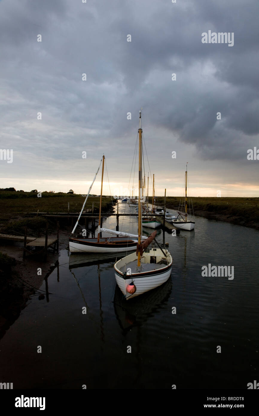 Morston North Norfolk paysage marin de la mer avec des bateaux Banque D'Images