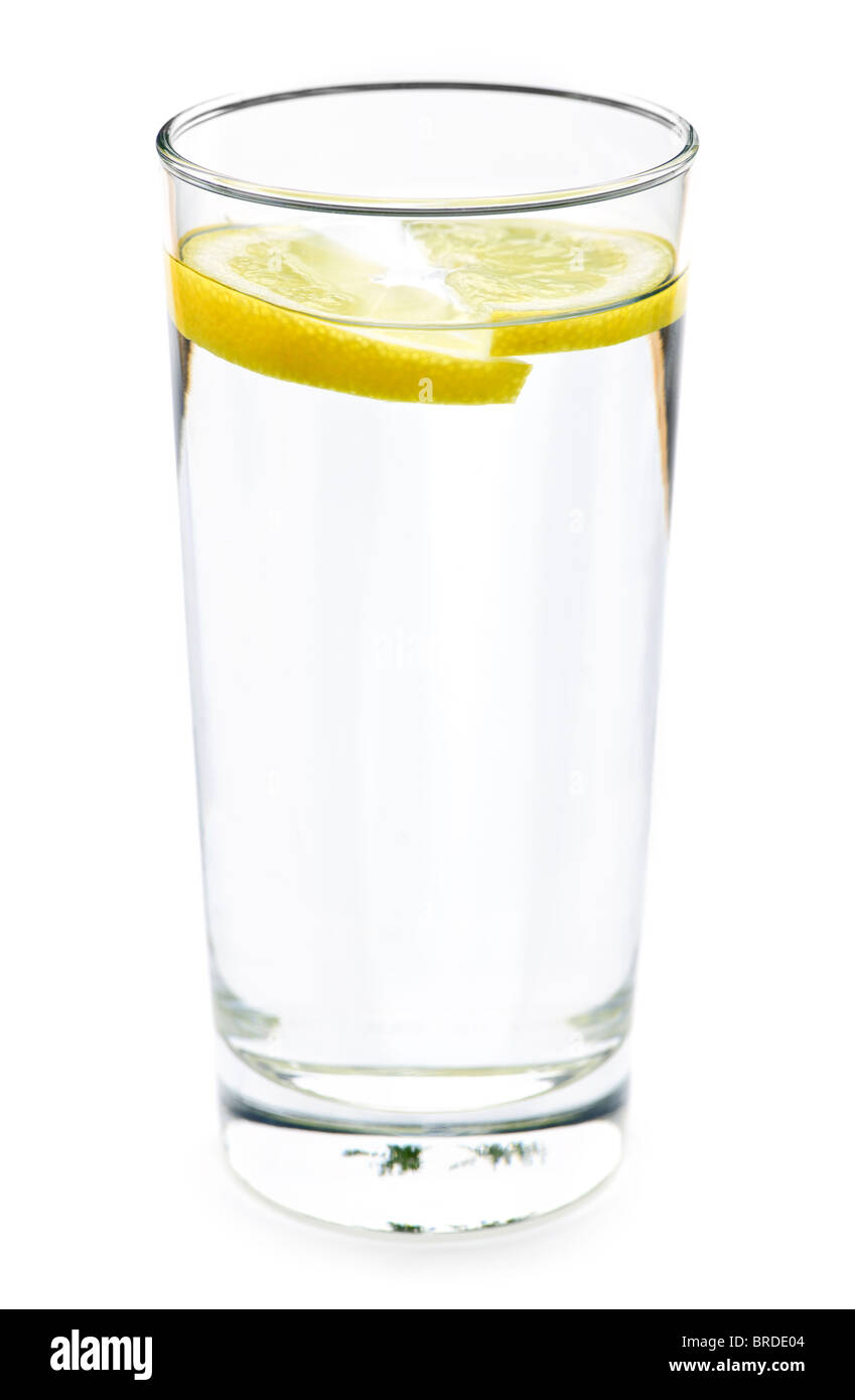 Grand verre d'eau avec du citron isolé sur fond blanc Banque D'Images