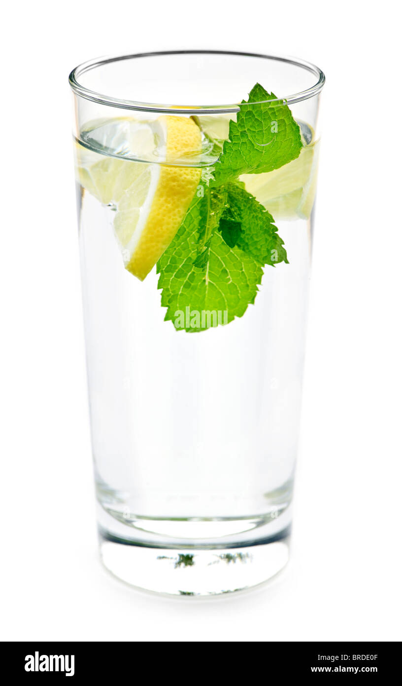 Grand verre d'eau avec du citron et menthe isolé sur fond blanc Banque D'Images