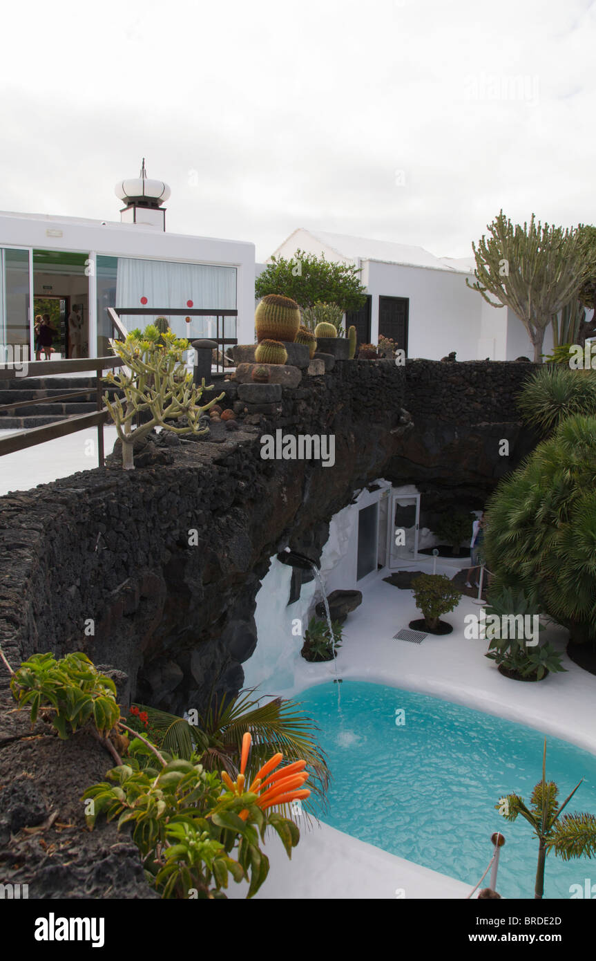 Rier d'une vue sur la Fondation Cesar Manrique montrant la piscine à Lanzarote, îles Canaries. Banque D'Images