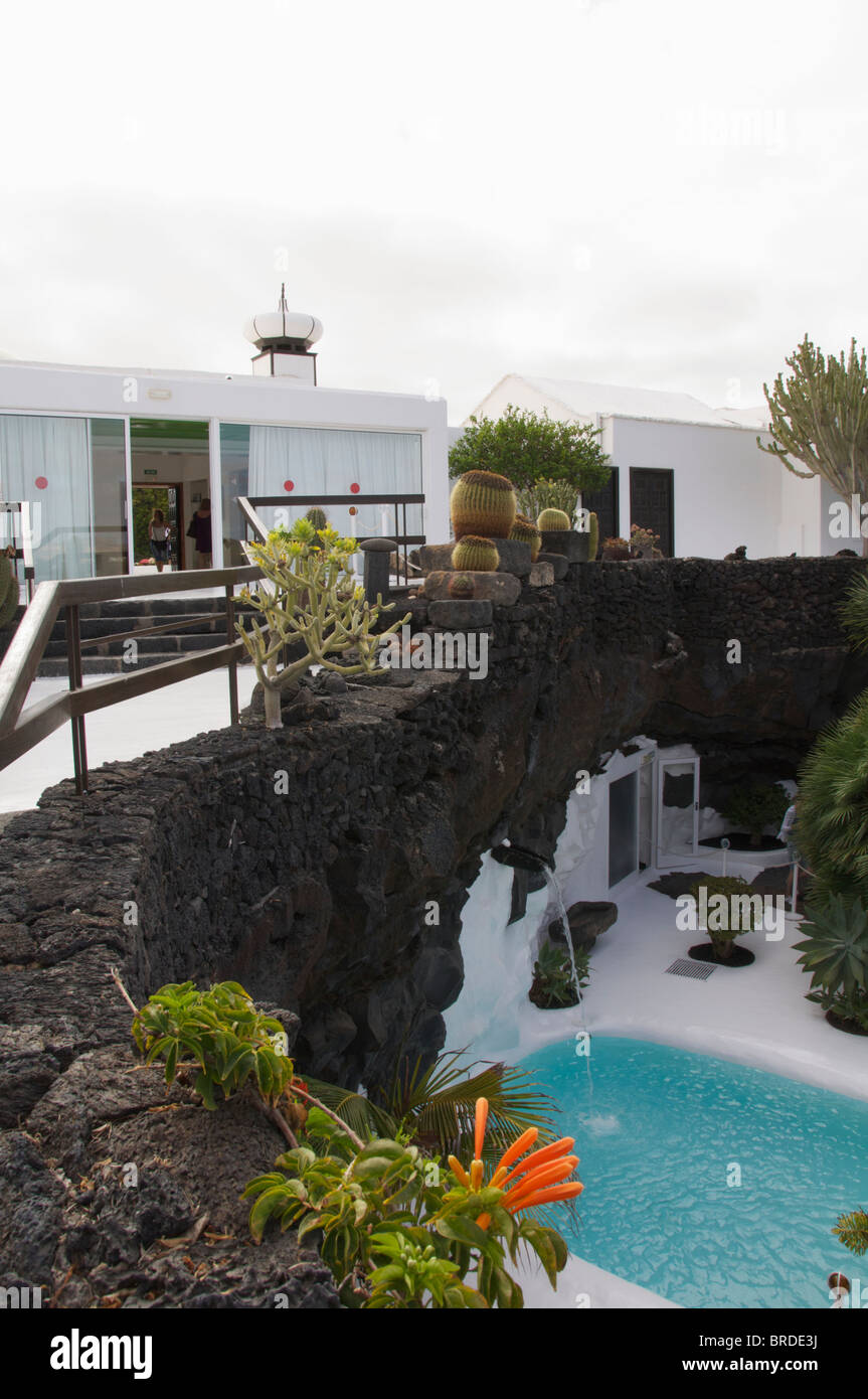 Une vue arrière de la Fondation Cesar Manrique montrant la piscine à Lanzarote, îles Canaries. Banque D'Images