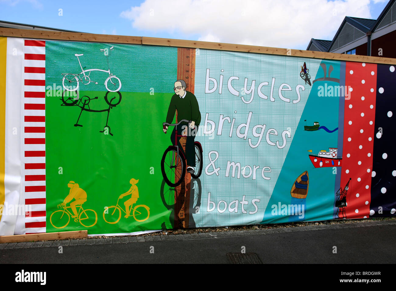 Les ponts et les vélos bateaux énorme mur poster Banque D'Images