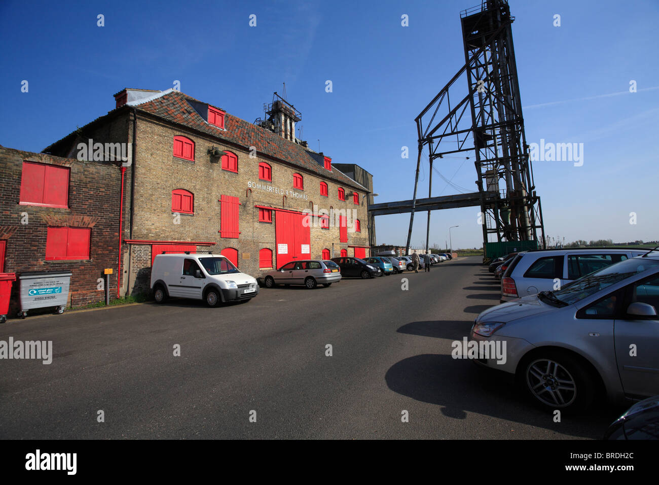 Volets rouge vif sur les fenêtres et les portes d'un vieux quai entrepôt à Kings Lynn, Norfolk, Angleterre Banque D'Images