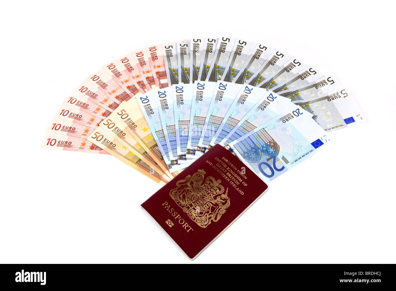 Un fan de Euro argent allant de 50 Euros à 17 euros et un passeport britannique réparties sur un fond blanc. Banque D'Images