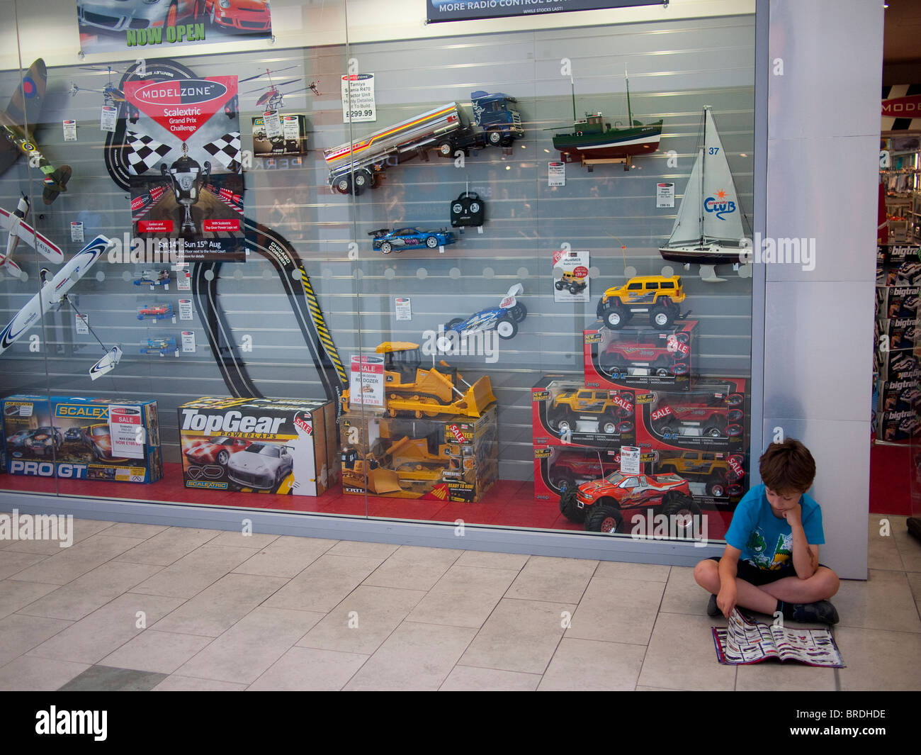 Magasin de jouets de l'extérieur Banque de photographies et d'images à  haute résolution - Alamy