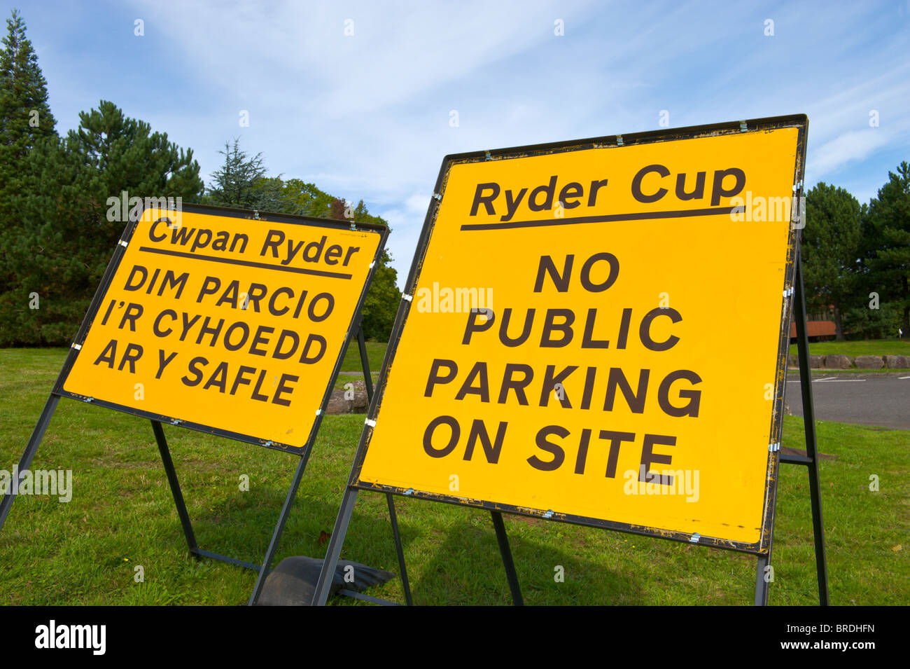 Parking à l'extérieur de l'inscription bilingue Celtic Manor Resort où la Ryder Cup 2010 est s'est tenu à Newport Gwent South East Wales UK Banque D'Images