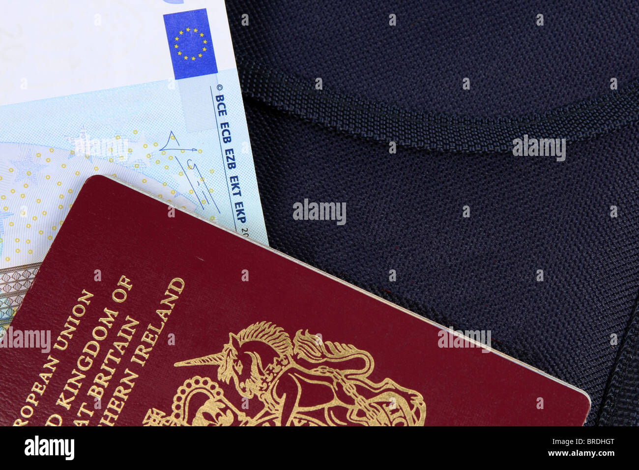 Euro argent un passeport britannique et un portefeuille de voyage Banque D'Images