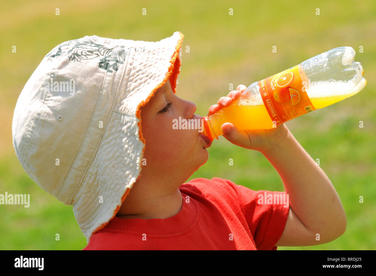 Boy drinking out d'une bouteille en plastique, la soif, la soif de boire de l'enfant Banque D'Images