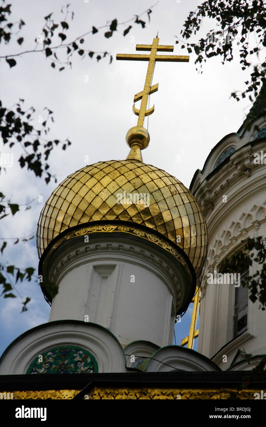 Eglise orthodoxe russe avec les tuiles d'or et de peintures murales Banque D'Images