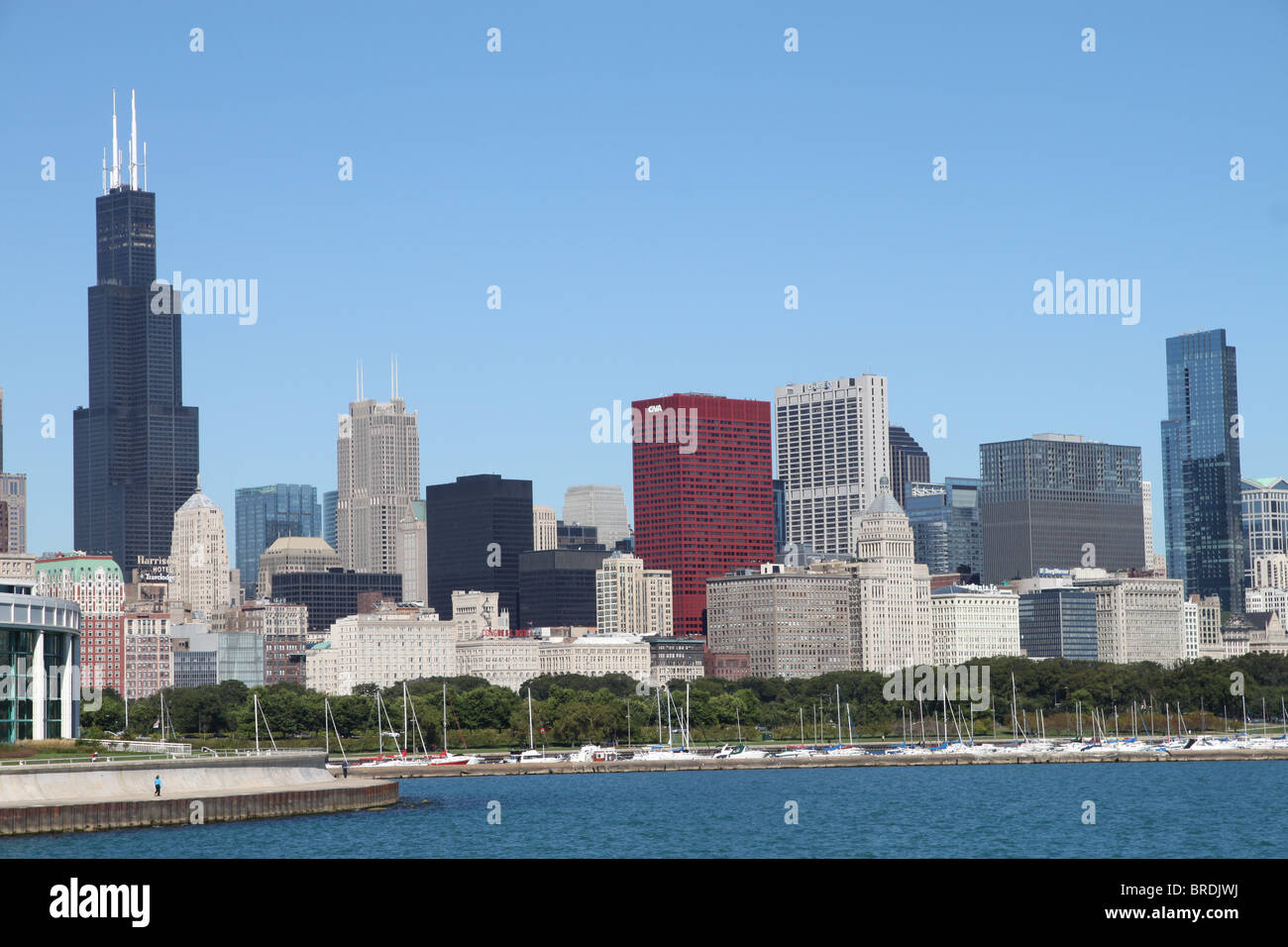 Horizon de Chicago avec le lac Michigan et le sentier récréatif au bord de l'eau Banque D'Images