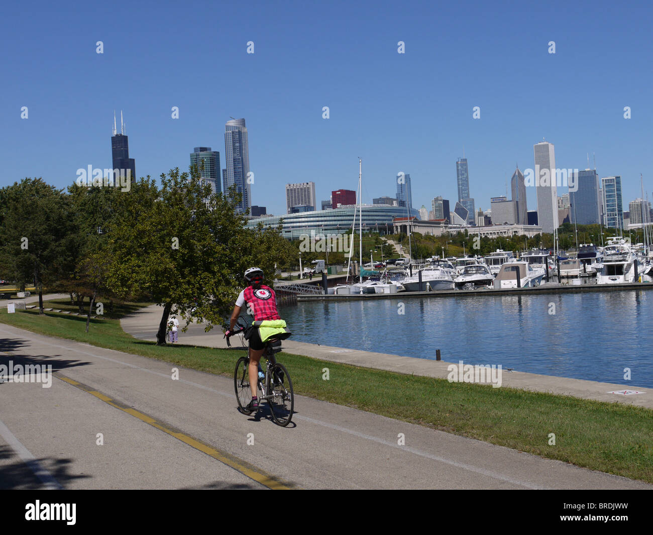 Horizon de Chicago avec le lac Michigan et le sentier récréatif au bord de l'eau Banque D'Images