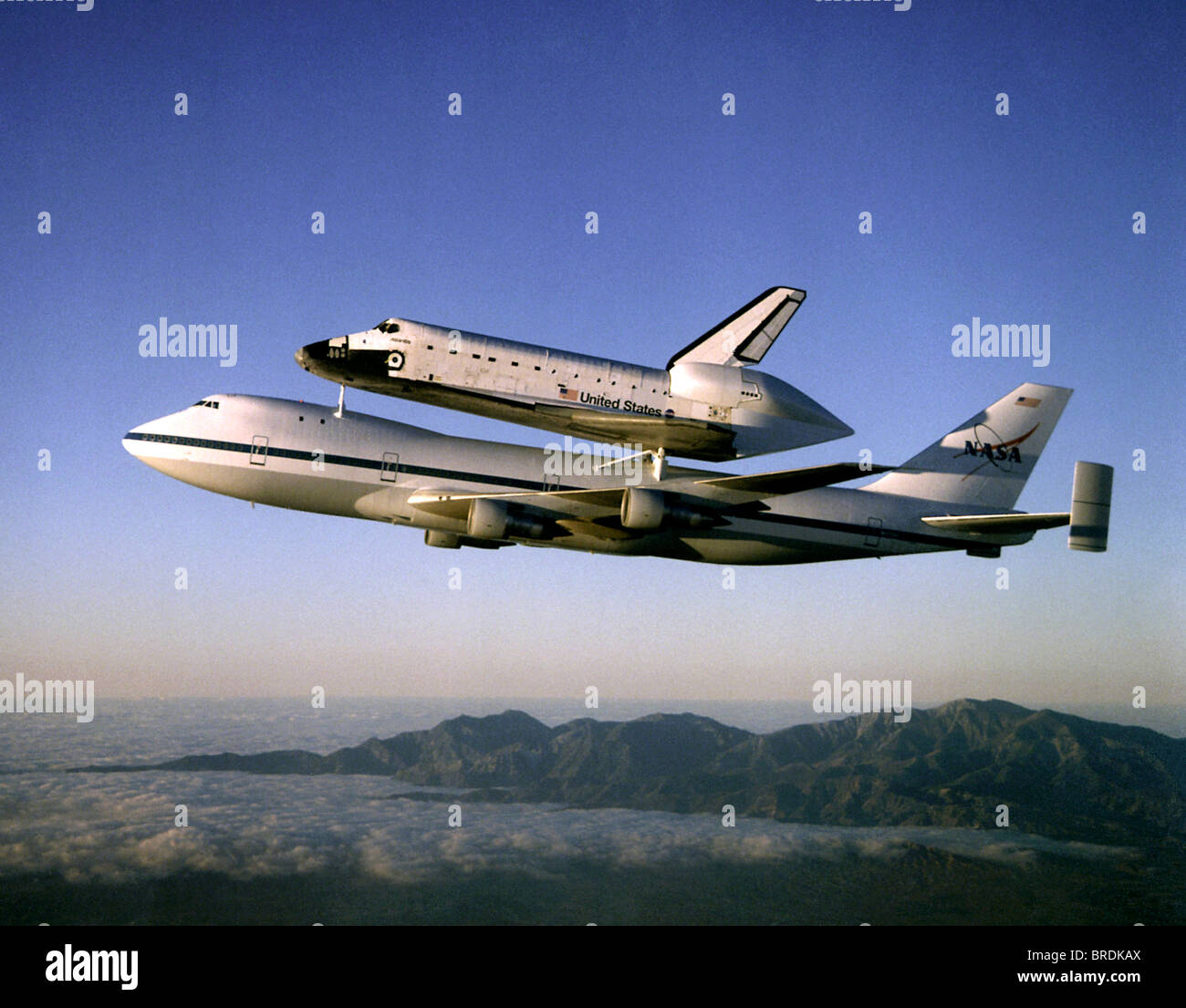 La navette spatiale Atlantis au sommet de la navette porte-avions (SCA) Banque D'Images